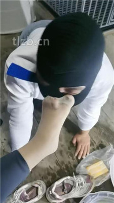 图片[8]_【大美】家务奴努力清理脏鞋_HD绳艺资源