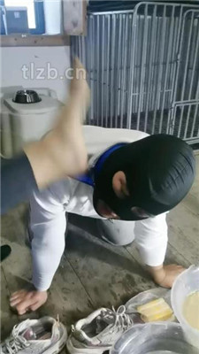 图片[9]_【大美】家务奴努力清理脏鞋_HD绳艺资源