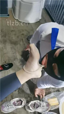 图片[10]_【大美】家务奴努力清理脏鞋_HD绳艺资源