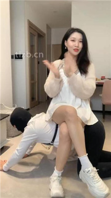 【小麦】小白鞋白袜-脚踩喂香蕉/木乃伊人肉脚垫_HD绳艺资源