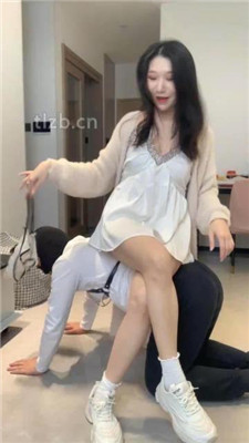 图片[3]_【小麦】小白鞋白袜-脚踩喂香蕉/木乃伊人肉脚垫_HD绳艺资源