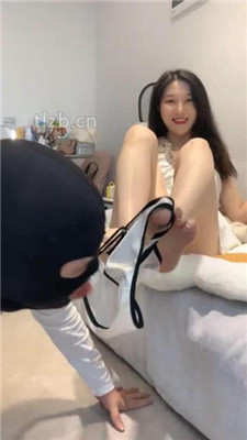 图片[11]_【小麦】小白鞋白袜-脚踩喂香蕉/木乃伊人肉脚垫_HD绳艺资源