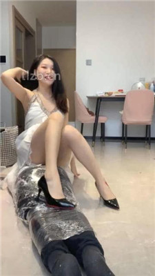 图片[18]_【小麦】小白鞋白袜-脚踩喂香蕉/木乃伊人肉脚垫_HD绳艺资源