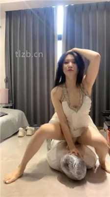 图片[20]_【小麦】小白鞋白袜-脚踩喂香蕉/木乃伊人肉脚垫_HD绳艺资源