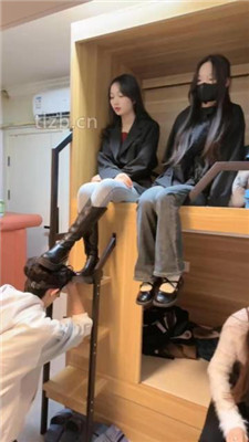 【尤物大大】大学寝室3学生S-艺术闻舔脏鞋/踩踏骑马转胯/脚插嘴_HD绳艺资源