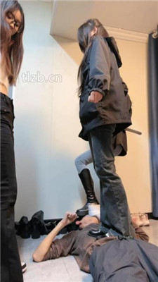 图片[7]_【尤物大大】大学寝室3学生S-艺术闻舔脏鞋/踩踏骑马转胯/脚插嘴_HD绳艺资源