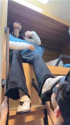 图片[10]_【尤物大大】大学寝室3学生S-艺术闻舔脏鞋/踩踏骑马转胯/脚插嘴_HD绳艺资源