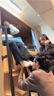 图片[11]_【尤物大大】大学寝室3学生S-艺术闻舔脏鞋/踩踏骑马转胯/脚插嘴_HD绳艺资源