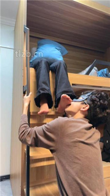 图片[12]_【尤物大大】大学寝室3学生S-艺术闻舔脏鞋/踩踏骑马转胯/脚插嘴_HD绳艺资源