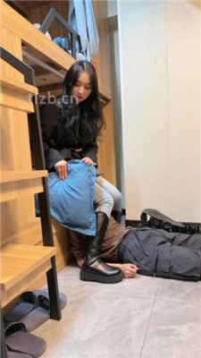 图片[20]_【尤物大大】大学寝室3学生S-艺术闻舔脏鞋/踩踏骑马转胯/脚插嘴_HD绳艺资源