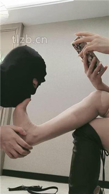 图片[9]_【灵凌】骑马骑脖/小白鞋踩踏/脚插嘴_HD绳艺资源