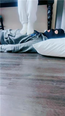 【子橘】白袜脚全体重踩踏_HD绳艺资源