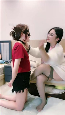 【小羊】母畜-掐脖窒息/抽耳光/跪舔灰丝脚_HD绳艺资源