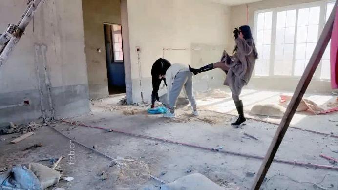 图片[12]_【沅芷大人】烂尾楼调双狗-皮靴踢踹/踩腿活埋/耳光掐脖_HD绳艺资源