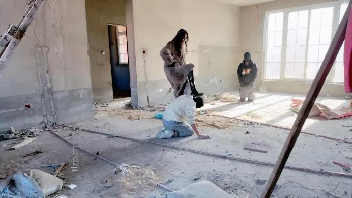 图片[13]_【沅芷大人】烂尾楼调双狗-皮靴踢踹/踩腿活埋/耳光掐脖_HD绳艺资源