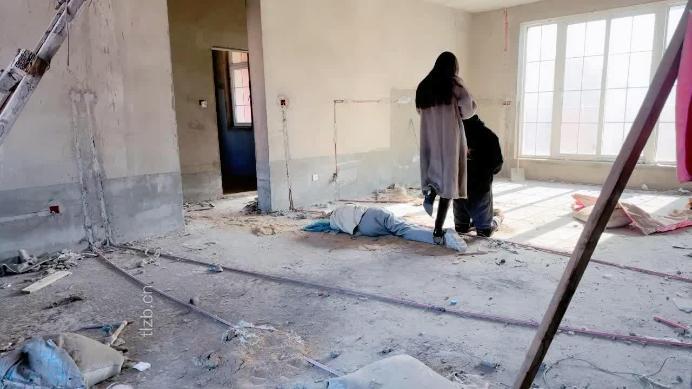 图片[6]_【沅芷大人】烂尾楼调双狗-皮靴踢踹/踩腿活埋/耳光掐脖_HD绳艺资源