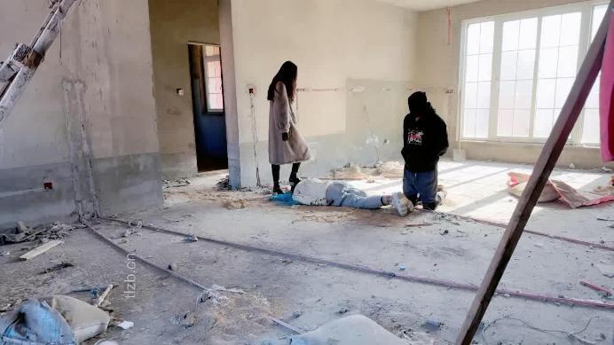 图片[8]_【沅芷大人】烂尾楼调双狗-皮靴踢踹/踩腿活埋/耳光掐脖_HD绳艺资源