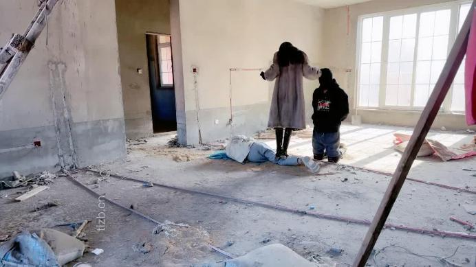 【沅芷大人】烂尾楼调双狗-皮靴踢踹/踩腿活埋/耳光掐脖_HD绳艺资源