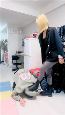 图片[3]_【兔兔大人】短靴踩踏/舔脏鞋底/骑脖转胯/吃袜子/顶裆_HD绳艺资源