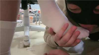 图片[4]_【艾霖】桌底脚下白袜踩虐-吃袜子_HD绳艺资源