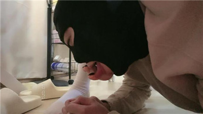 图片[6]_【艾霖】桌底脚下白袜踩虐-吃袜子_HD绳艺资源