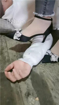 图片[18]_【大美】换3双鞋全体重踩踏_HD绳艺资源