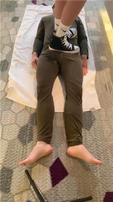 【武汉爱丽丝】高帮帆布鞋白袜全体重踩_HD绳艺资源