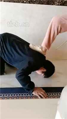 【小妍】坐脸窒息/跪舔脏鞋裸足/喝洗脚水_HD绳艺资源