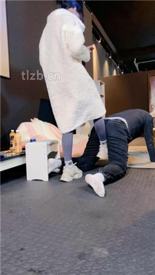 【冰诺】运动鞋白袜全体重踩踏/人体座椅/踢踹_HD绳艺资源