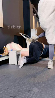 图片[3]_【冰诺】运动鞋白袜全体重踩踏/人体座椅/踢踹_HD绳艺资源