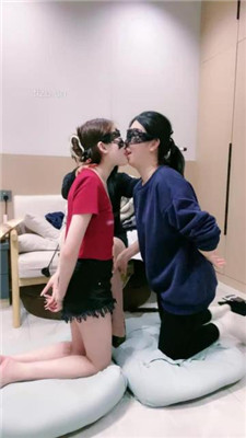 【小羊】双母畜下跪犯贱-训练恋足舔-高跟踩掐脖窒息_HD绳艺资源