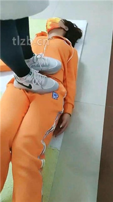 【广东迪迪】运动鞋白袜玩虐母畜【双视角版】_HD绳艺资源