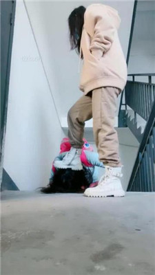 图片[2]_【桃子老师】楼梯间遛狗/踩踏碾压/揪耳朵_HD绳艺资源