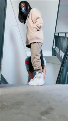 图片[3]_【桃子老师】楼梯间遛狗/踩踏碾压/揪耳朵_HD绳艺资源