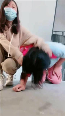 图片[10]_【桃子老师】楼梯间遛狗/踩踏碾压/揪耳朵_HD绳艺资源