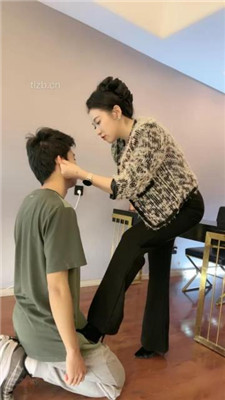 图片[18]_【鑫儿教头】骑脖胯下辱/高跟踩狗舌/桌底踩狗_HD绳艺资源