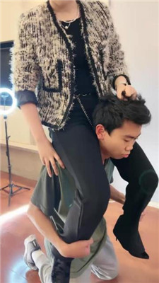 图片[19]_【鑫儿教头】骑脖胯下辱/高跟踩狗舌/桌底踩狗_HD绳艺资源