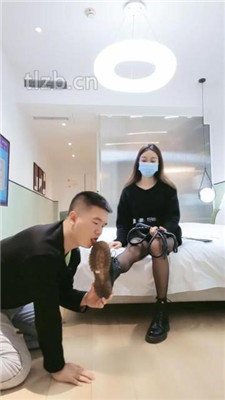 【重庆男神】开发路人S-抽耳光/骑马训练/短靴踩踏/黑丝脚喂酸奶_HD绳艺资源