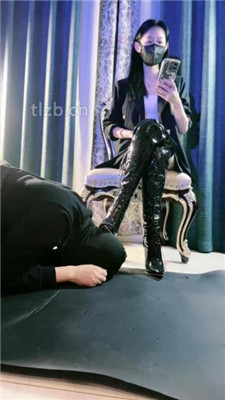 【陈莹斯】长靴踩踏脚垫/闻舔原味黑丝/人肉坐垫_HD绳艺资源