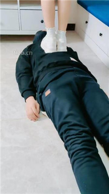 图片[2]_【萌宝儿】小白鞋白袜全体重踩踏/骑马_HD绳艺资源