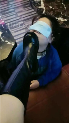 【爱可呀】KTV调双母畜伺候-胯下辱/舔靴恋丝足_HD绳艺资源