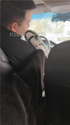 【奶萍】学生女神S-车内运动鞋白袜气味辱_HD绳艺资源