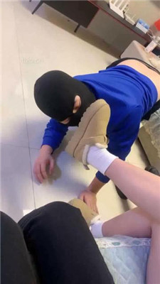 图片[2]_【精神小妹】5S群调高难度挑战踩跺/骑马钻胯/舔鞋底脚【双视角版】_HD绳艺资源