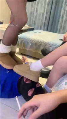 图片[4]_【精神小妹】5S群调高难度挑战踩跺/骑马钻胯/舔鞋底脚【双视角版】_HD绳艺资源