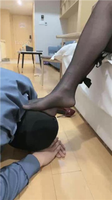 图片[3]_【桃子老师】黑丝脚插嘴踩踏-掐乳-臭脚捂脸_HD绳艺资源