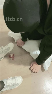 【樊樊】跪舔高帮脏鞋/踩狗爪/黑丝脚插嘴_HD绳艺资源