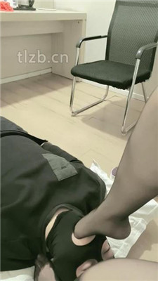 图片[14]_【樊樊】跪舔高帮脏鞋/踩狗爪/黑丝脚插嘴_HD绳艺资源