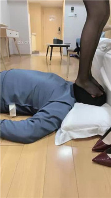 图片[18]_【桃子老师】黑丝脚插嘴踩踏-掐乳-臭脚捂脸【续集】_HD绳艺资源