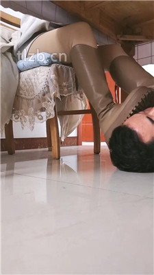 【扫楼小神】桌下视角-女神丝袜皮靴踩_HD绳艺资源