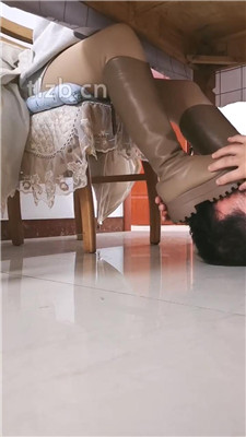 图片[2]_【扫楼小神】桌下视角-女神丝袜皮靴踩_HD绳艺资源